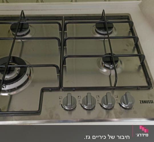 כיריים גז עם ארבעה מבערים וכפתורי שליטה